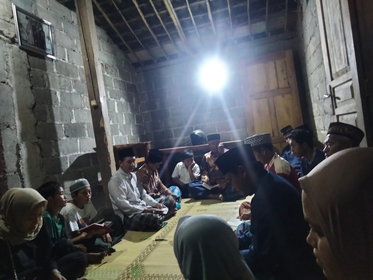 Kegiatan Yasinan rutinan ahad wage  di rumah bapak wiji rejodani puntuk