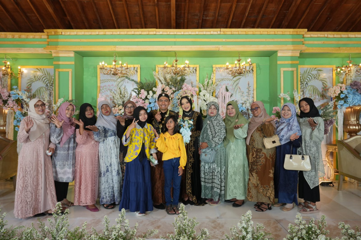 Warga cilikan menghadiri pernikahan putri anggota lpmkal