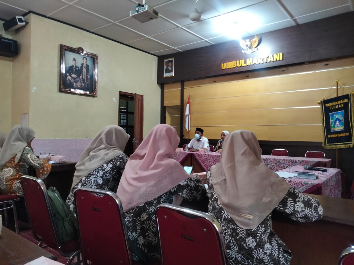 Pertemuan pkk kalurahan oleh kader pkk puntuk