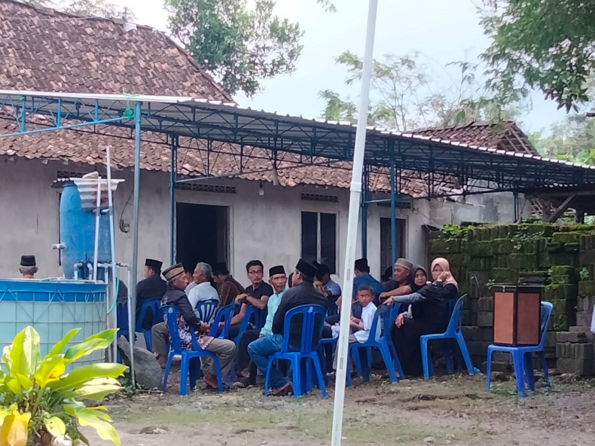 Warga puntuk melakukan takziah didusun tetangga