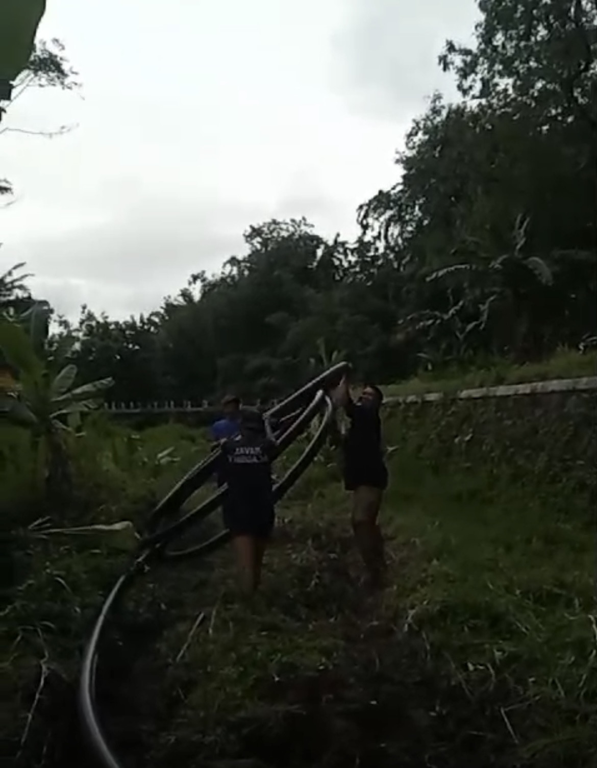 Gotong royong warga puntuk dalam pemasangan saluran pipa air