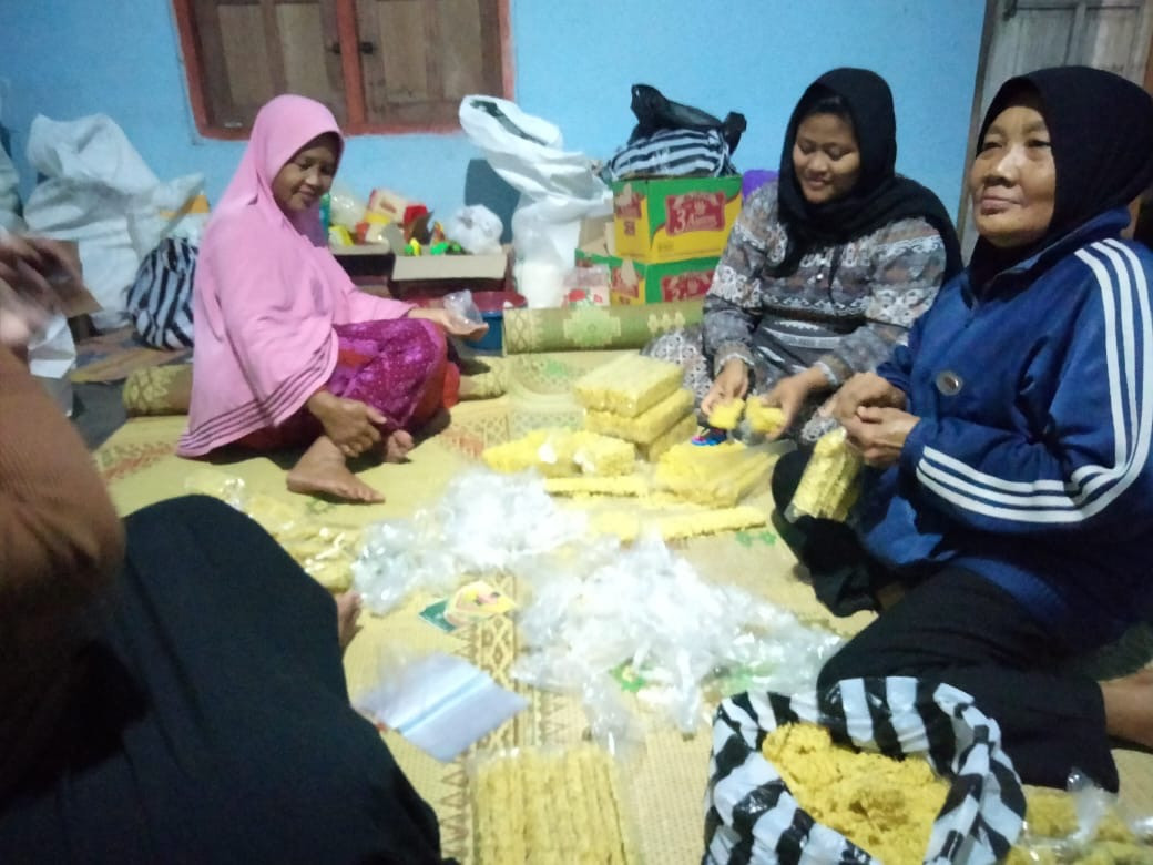 Warga puntuk melakukan persiapan tahlilan di dusun tetangga