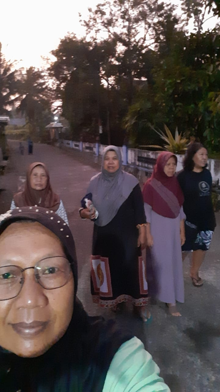 Jalan jalan pagi lansia setiap hari dusyn meces