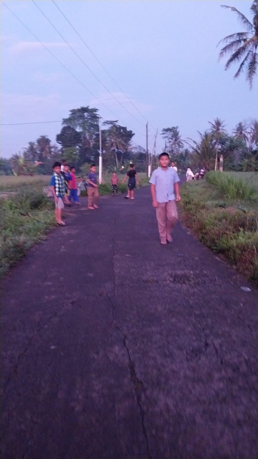 Jalan jalannpagi anak anak dusun meces