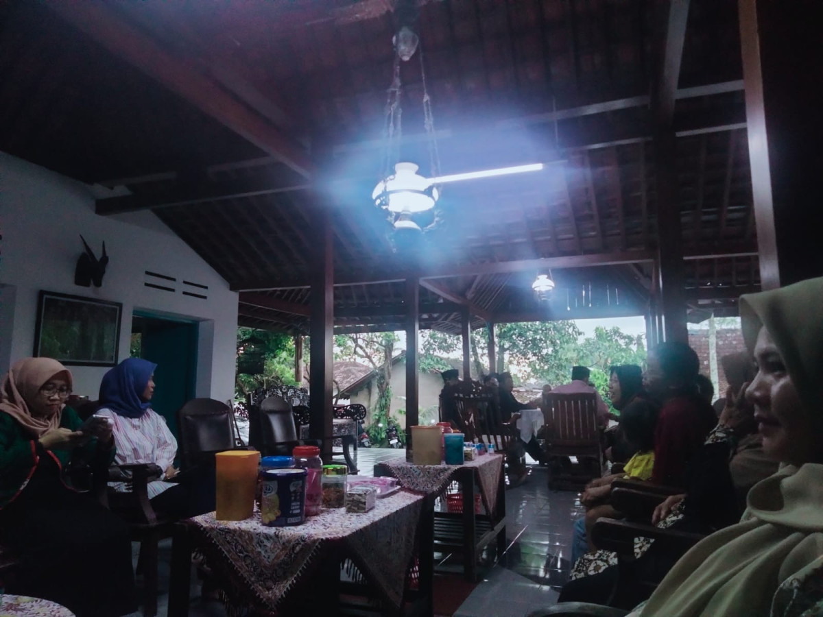 Kegiatan silaturahmi ke rumah bapak lurah umbulmartani bapak erwanto Oleh bapak dukuh puntuk dan dukug se umbulmartani