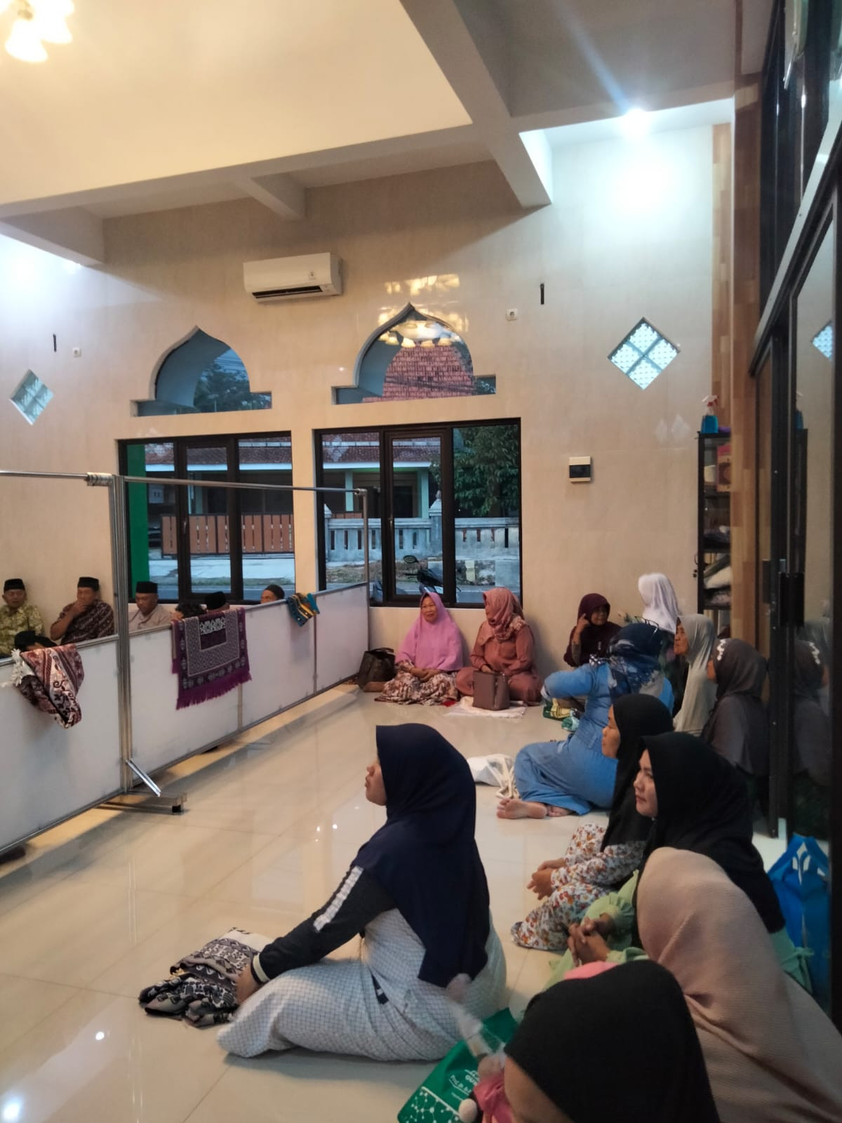 Buka bersamaminggu  ke 1 warga dongkelsari Puntuk di masjid al falah  dongkelsari
