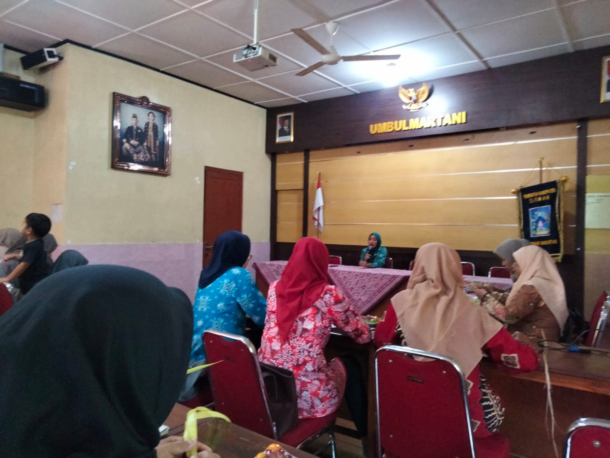 Warga Puntuk menghadiri  ACARA SEKOLAH JUMAT membuat selongsong  ketupat di kalurahan umbulmartani