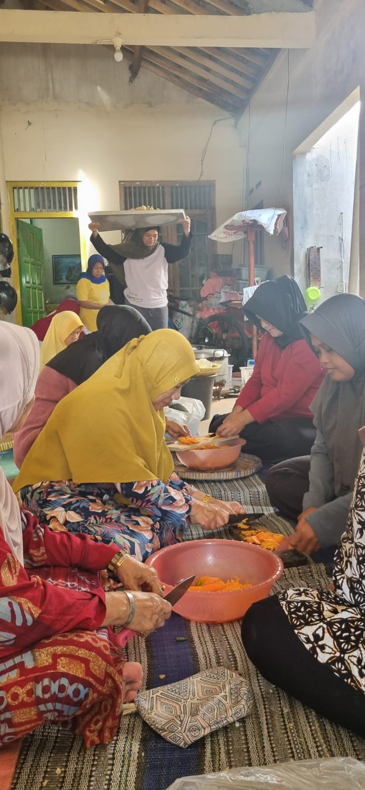 Guyub rukun ibu" warga dongkelsari puntuk ,memasak bersama menyiapkan menu untuk berbuka puasa dan tarling