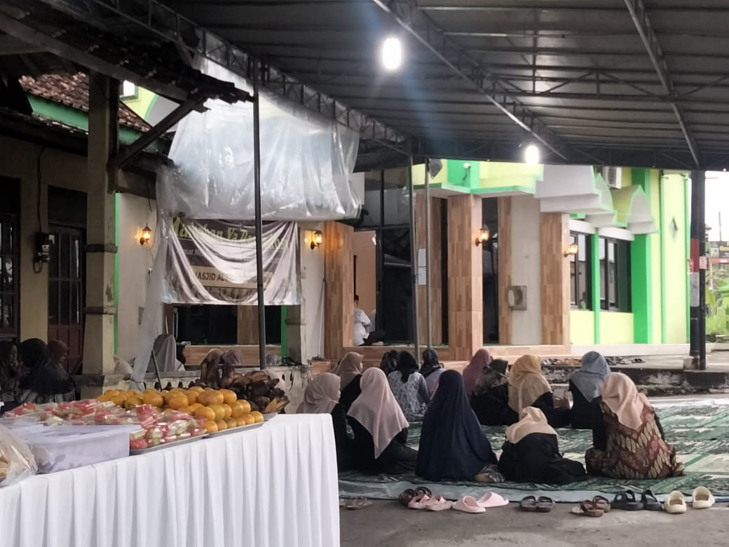 Acara buka bersama dan tarling tingkat kalurahan di Dusun Puntuk Umbulmartani