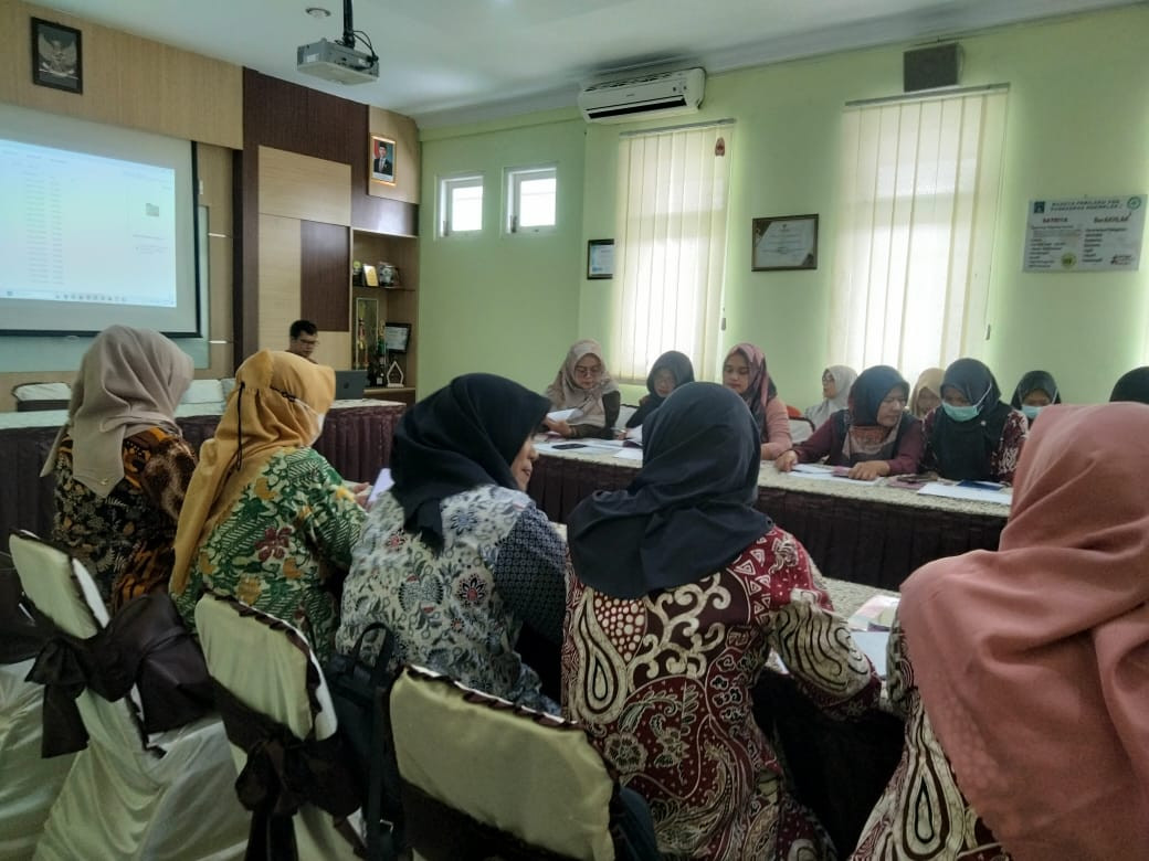 Pertemuan bulanan kader kesehatan oleh Kader Kesehatan Puntuk di puskesmas