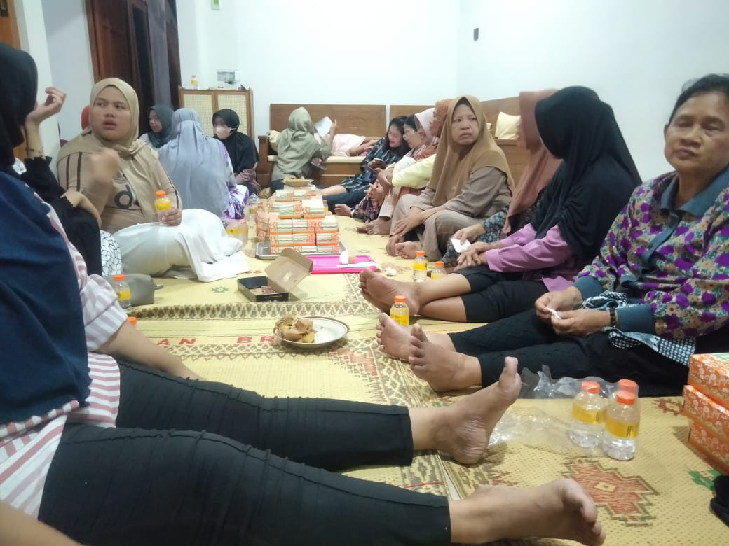 T𝑎ℎ𝑙𝑖𝑙 Hari Pertama di 𝑘𝑒𝑠𝑟𝑖𝑝𝑎ℎ𝑎𝑛 tempat 𝑝𝑎𝑘 𝑠ℎ𝑜𝑙𝑖𝑘𝑖𝑛 𝑑𝑜𝑛𝑔𝑘𝑒𝑙𝑠𝑎𝑟𝑖 Puntuk