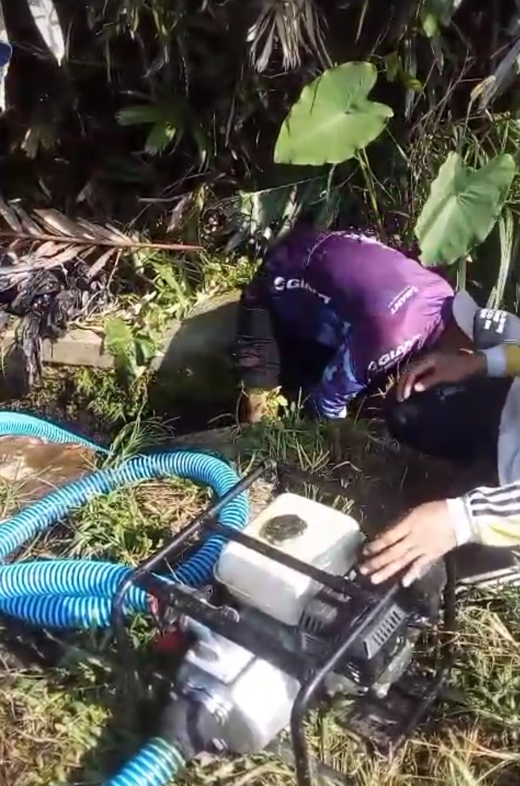 Gotong royong perbaikam PAM  dsn meces