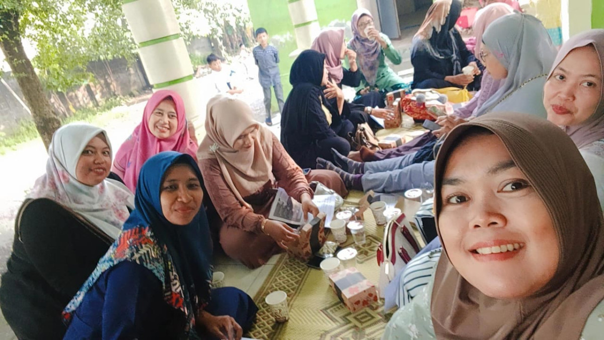 Wali murid dari dusun dongkelsari puntuk menghadiri pengajian rutin di SDN Ngemplak 2