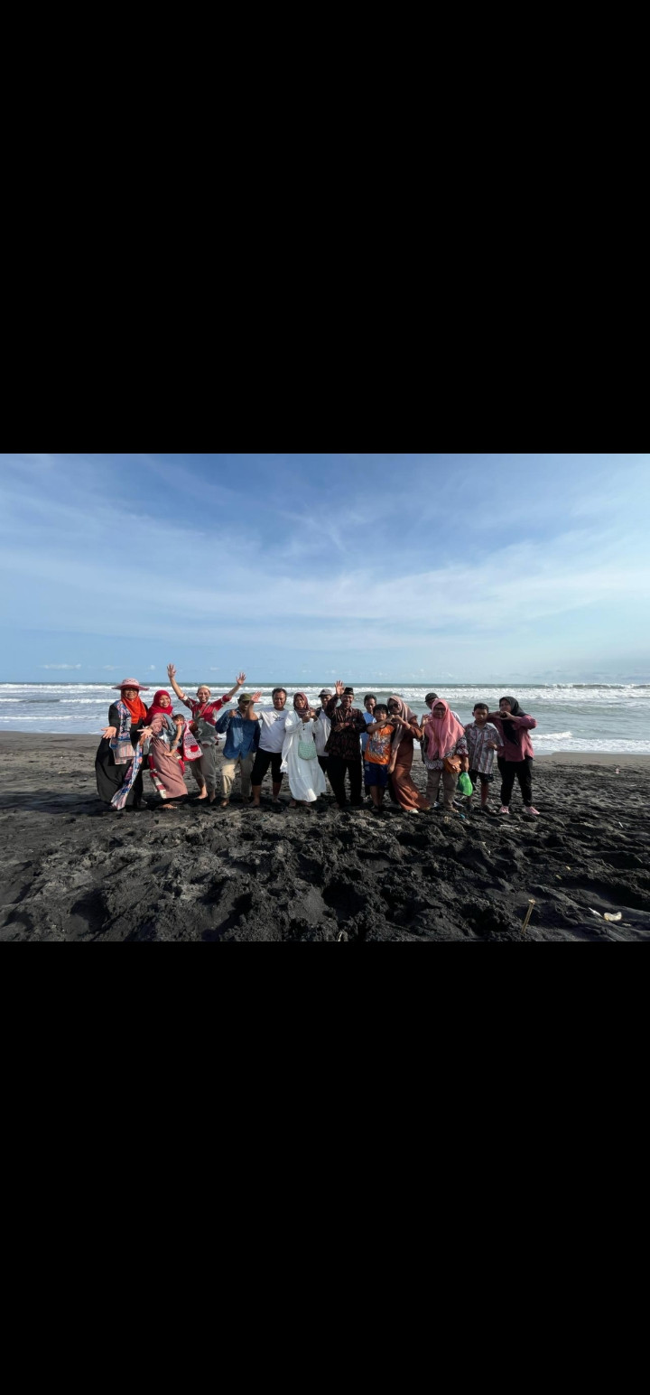 Piknik di Pantai Depok Warga Medelan