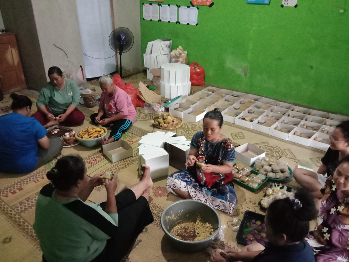 Persiapan Acara mitoni Warga Puntuk