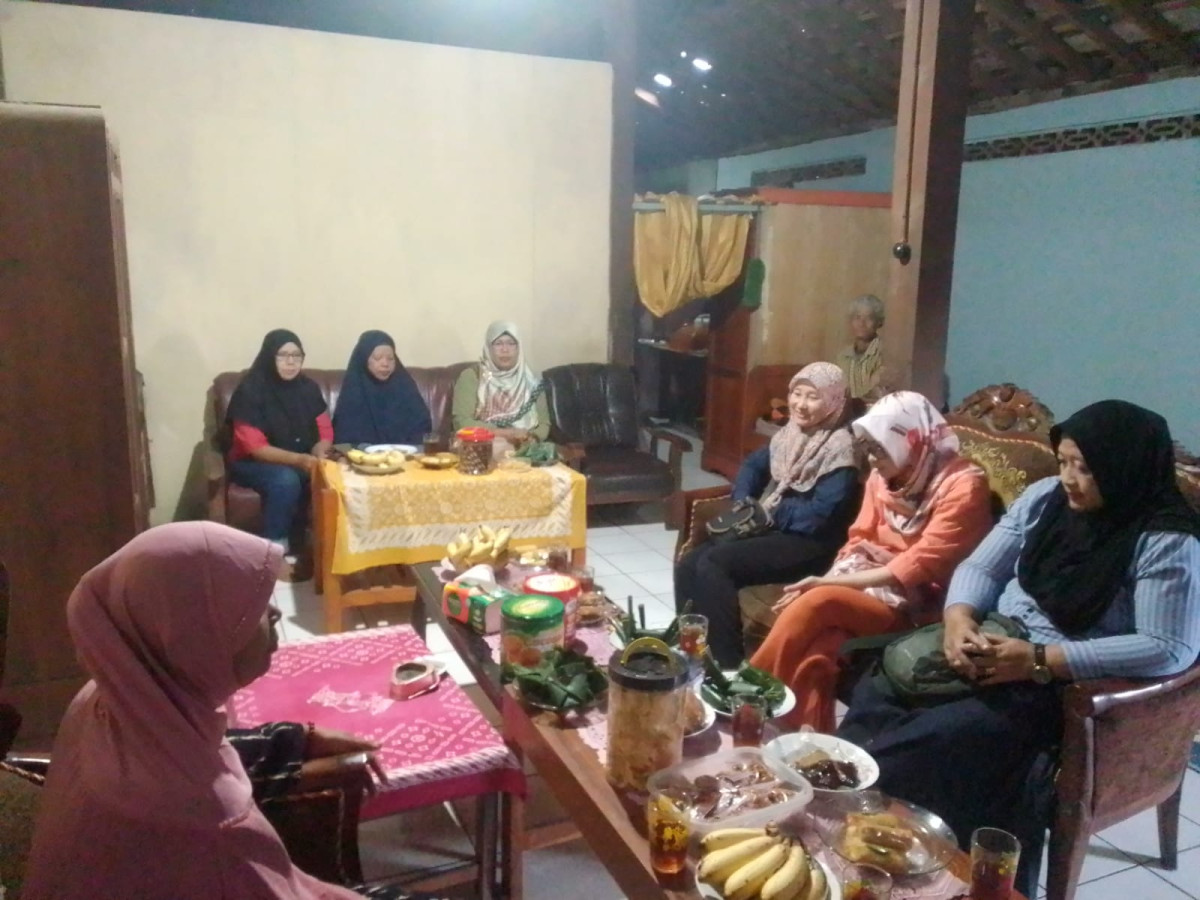 Kunjungan kerumah warga yang Sakit di Dusun Degolan