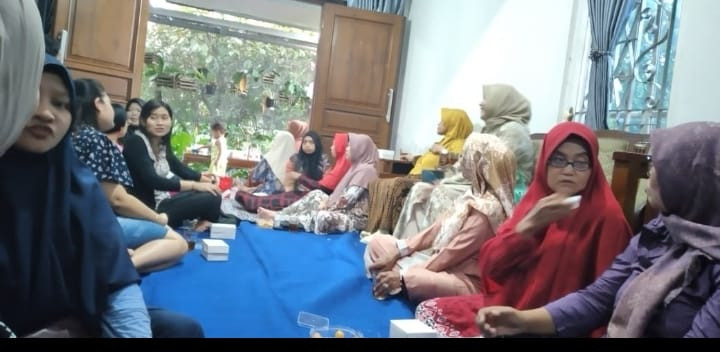 Pertemuan Ibu ibu PKK  RW 18 puntuk