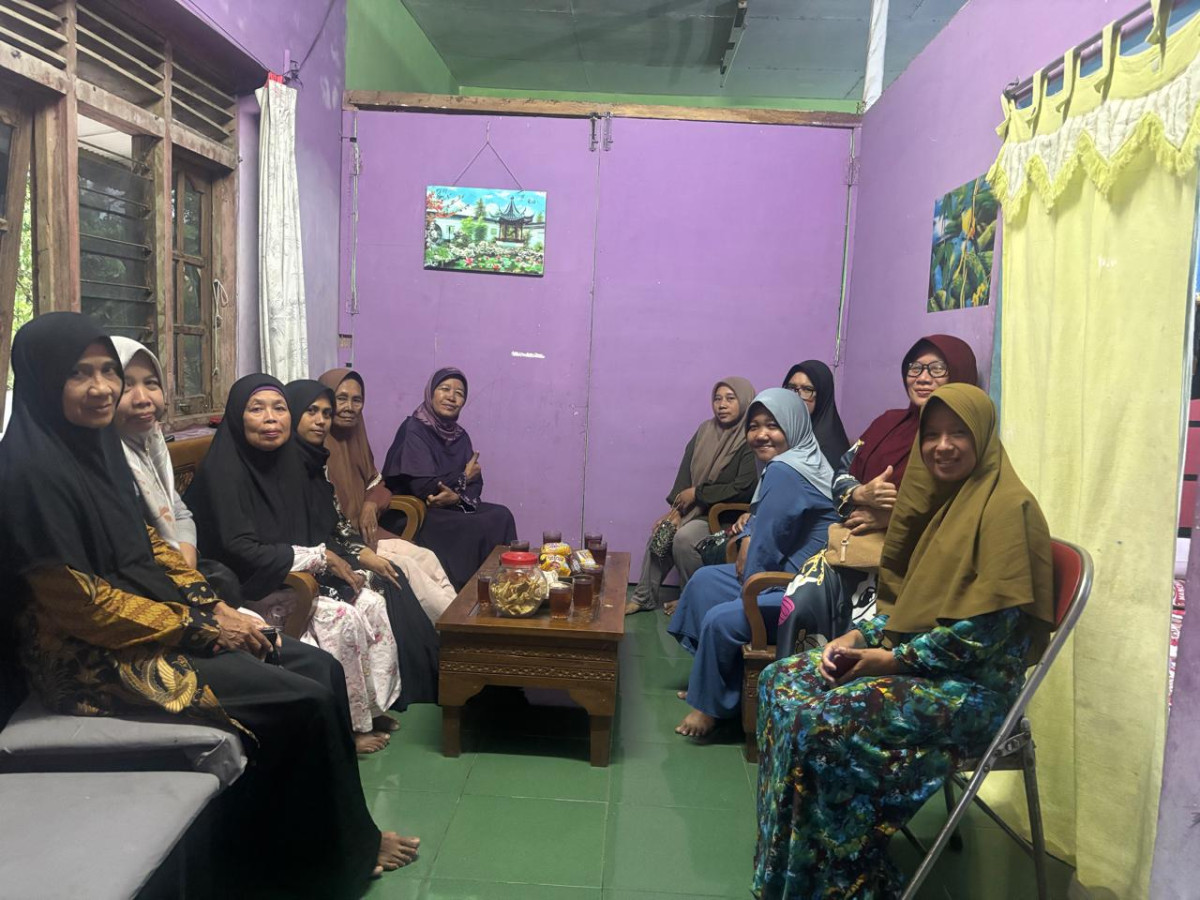 Warga ngemplak 2 menjengguk orang sakit