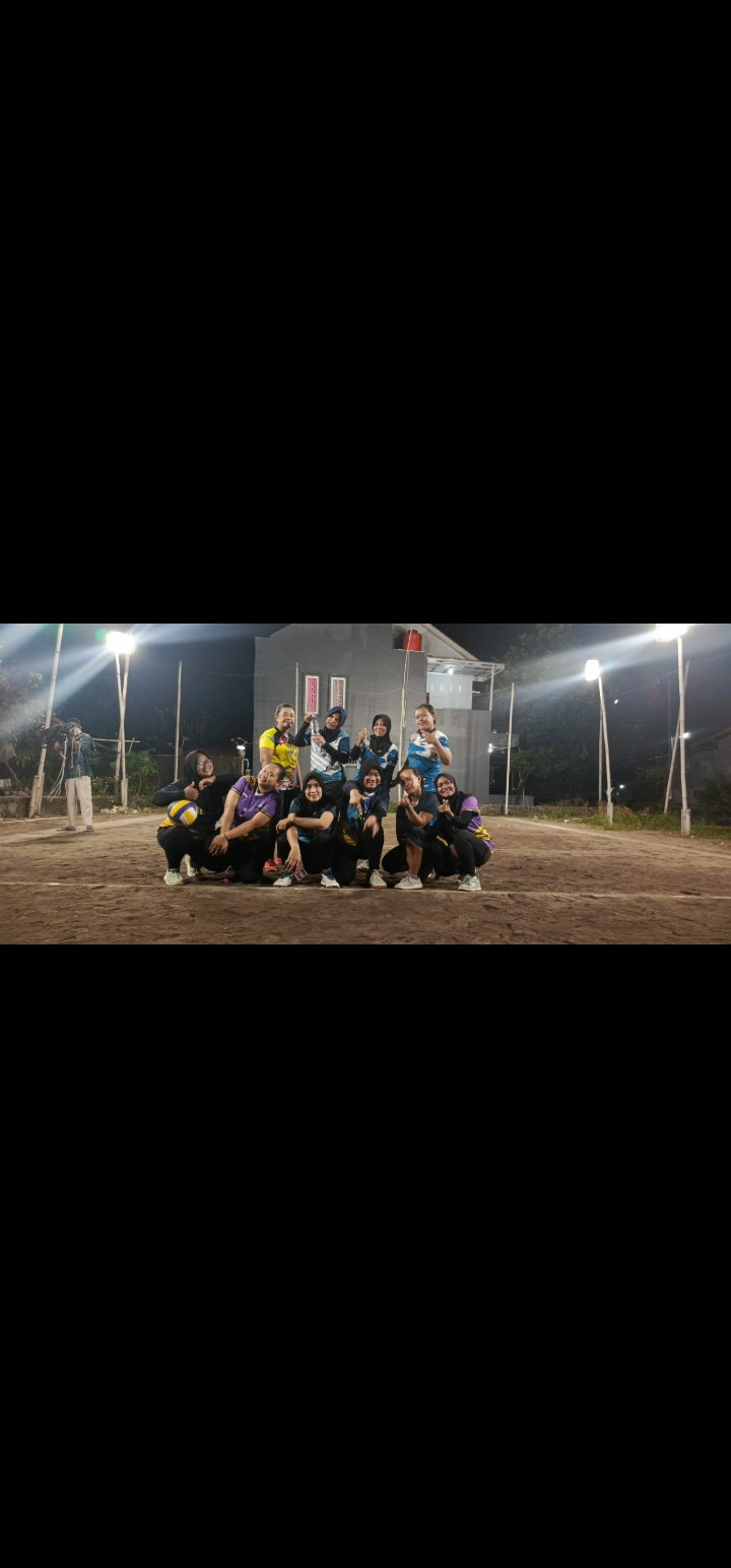 Volly bareng ibu" Sapen di Lapangan Volly Medelan