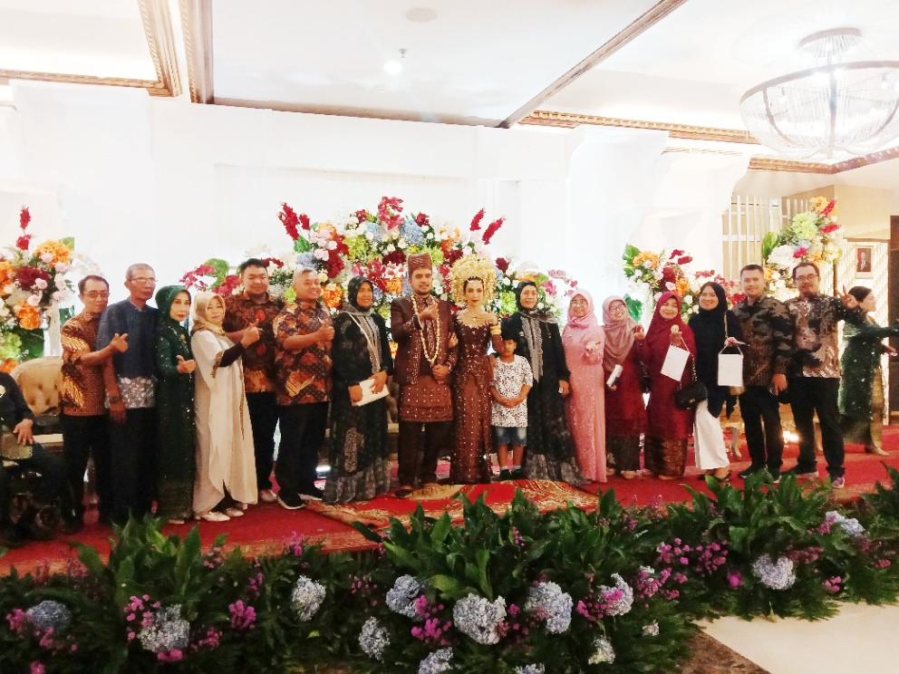 Menghadiri Resepsi pernikahan oleh warga cilikan
