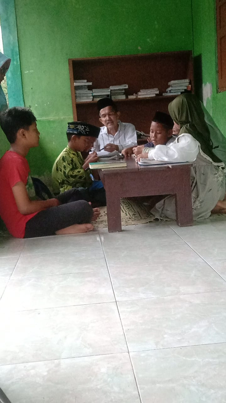 Ngaji rutin anak di ngemplak asem