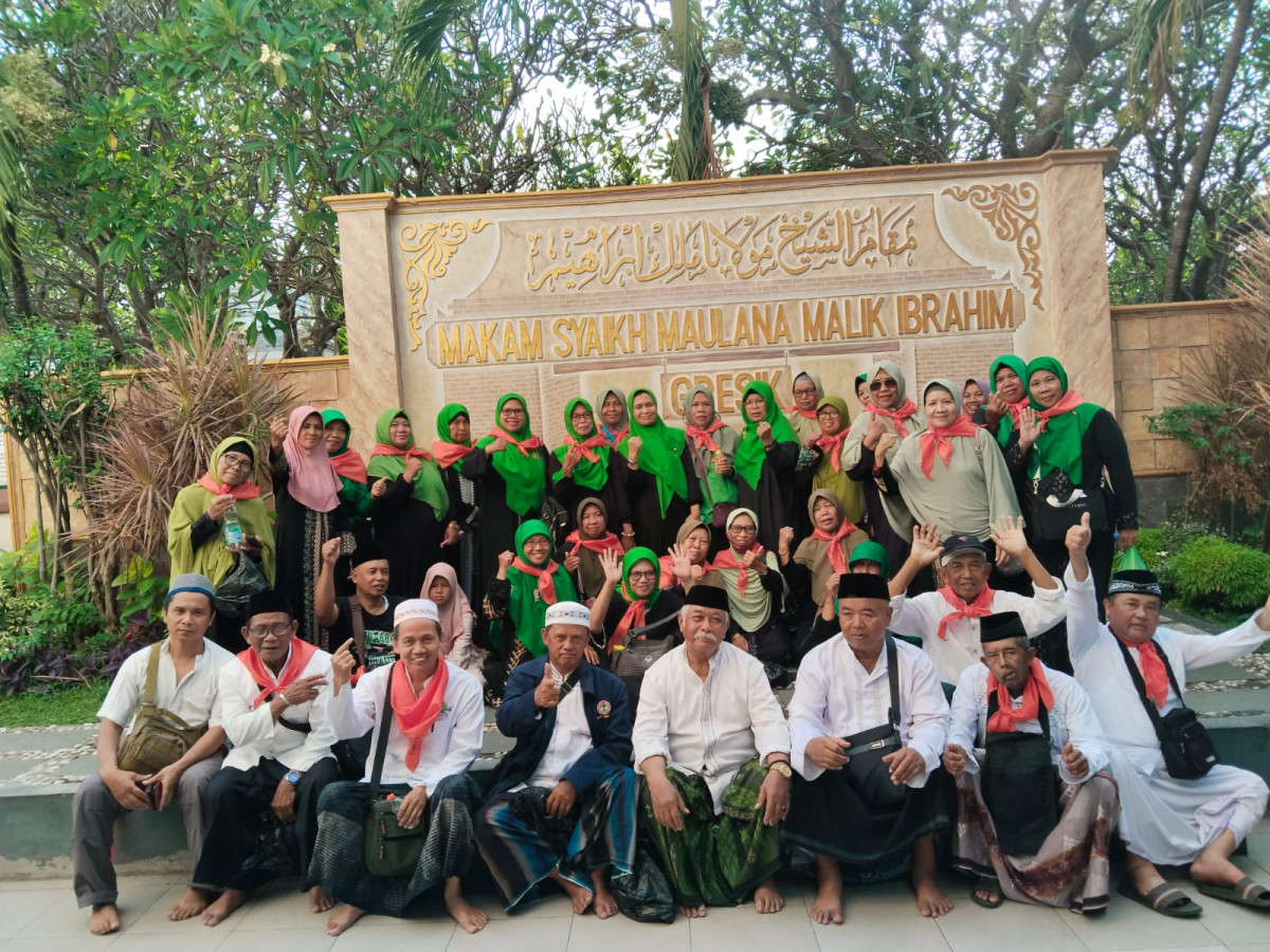 Mengikuti ziarah ke makam wali songo dr dsn meces