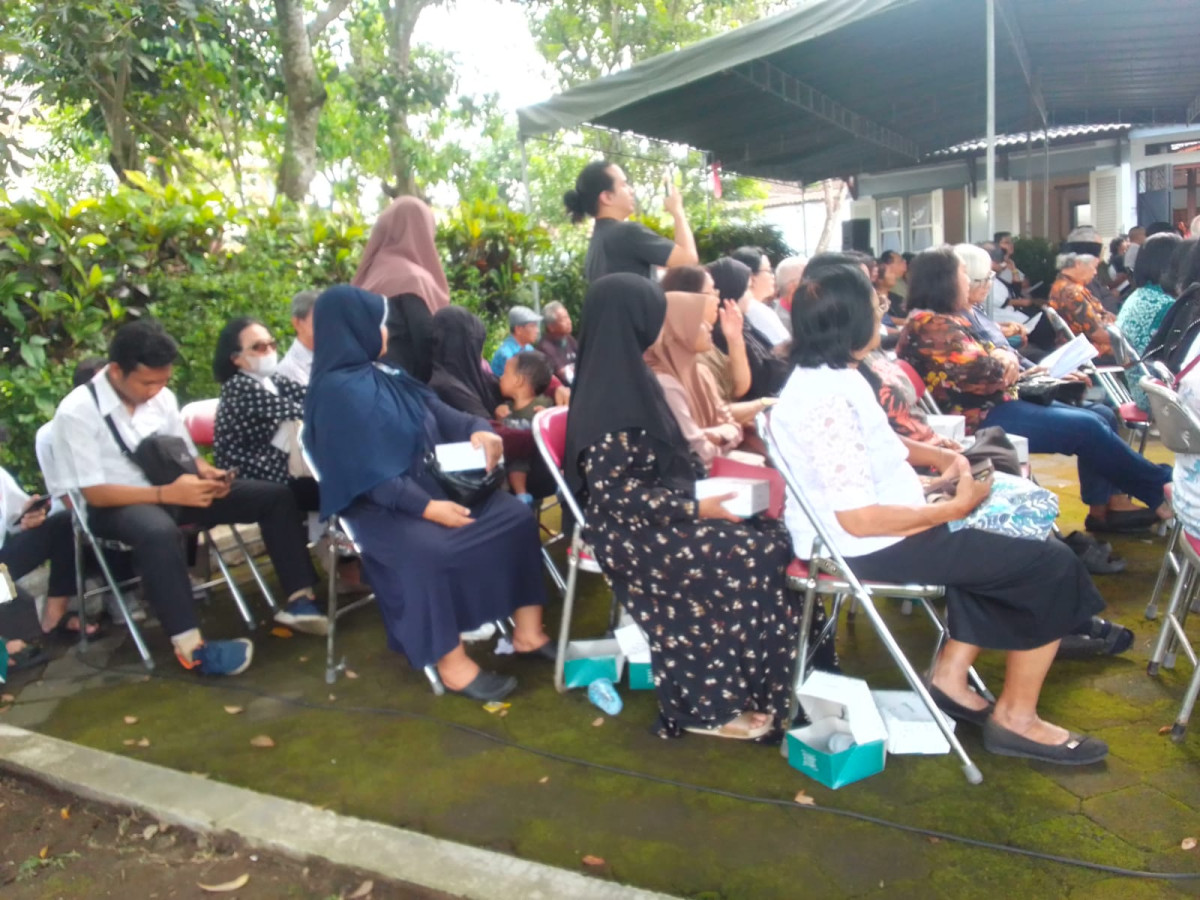 Warga Dusun Degolan Takziah kerumah Warga Ibu F. Ani Sulistyaningsih.