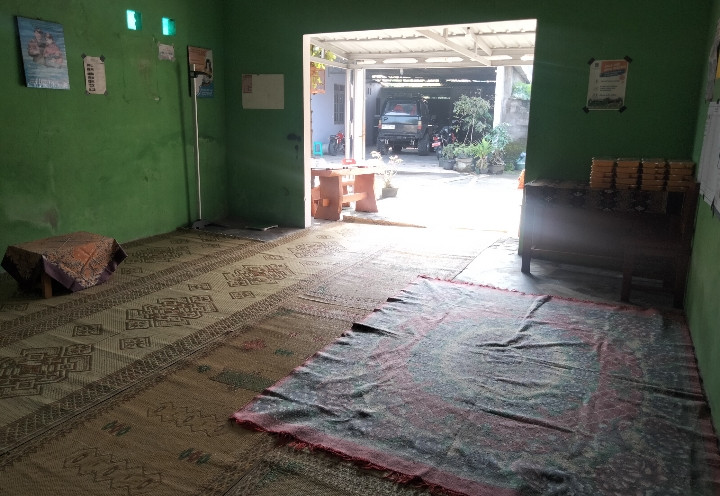 Kader padukuhan Dongkelsari,puntuk menyiapkan tempat untuk pelaksanaan posyandu balita