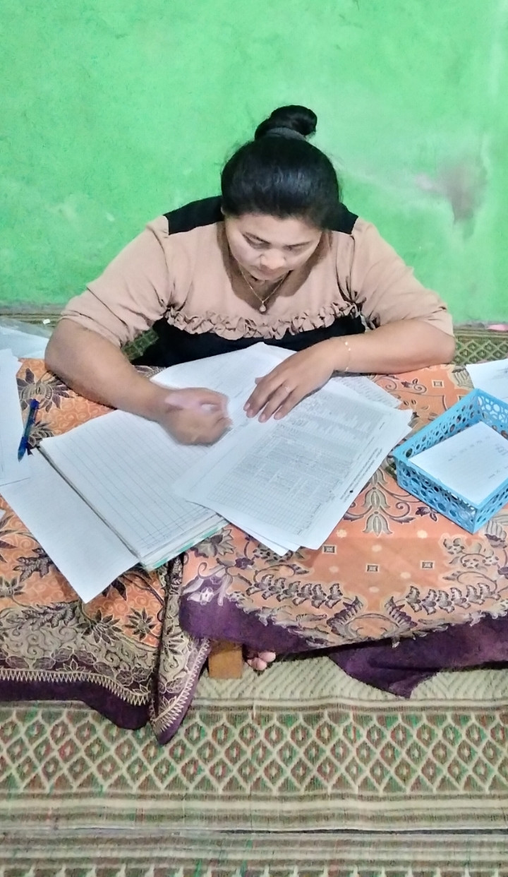 Kader Dongkelsari,puntuk mengerjakan laporan kegiatan posyandu balita