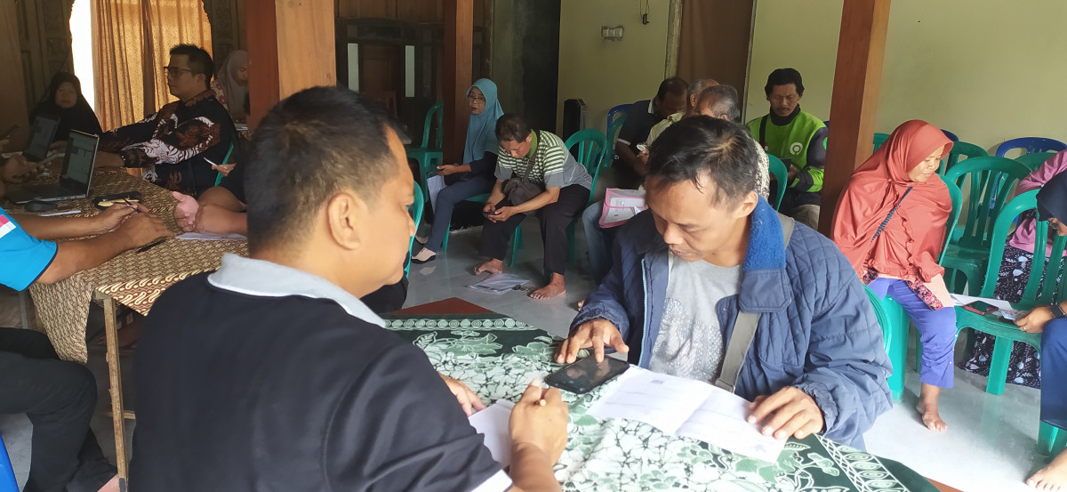 Warga ngemplak 2mengikuti jemput  bola IKD