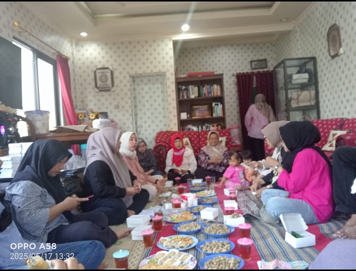 Istri pamong padukuhan Dongkelsari puntuk menghadiri pertemuan istri pamong