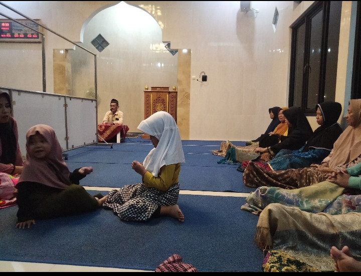 Warga dongkelsari menghadiri rapat persiapan idul adha