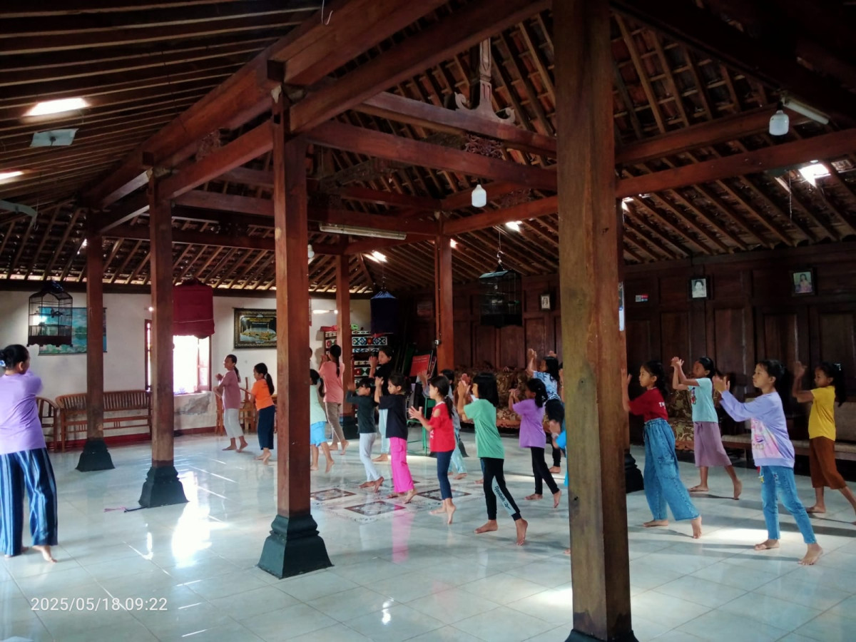 Latihan rutin sangar tari dusun sapen