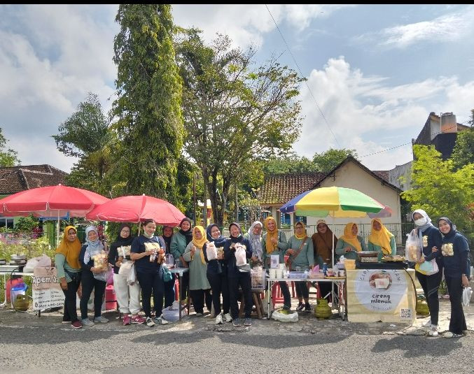 Warga Dusun Degolan Mengikuti Senam Bersama UMKM Umbulmartani