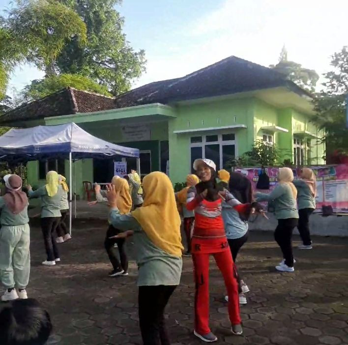 Kegiatan Senam Sehat bersama ibu Rindu sebagai instrukturnya