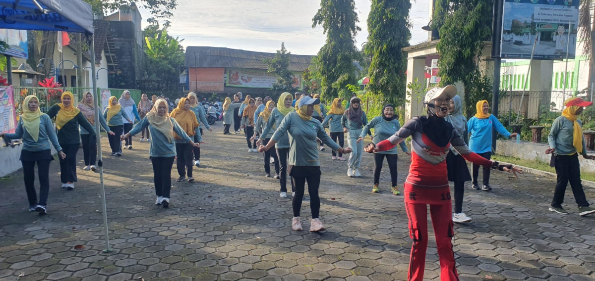 Senam indonesia sehat warga dusun sapen