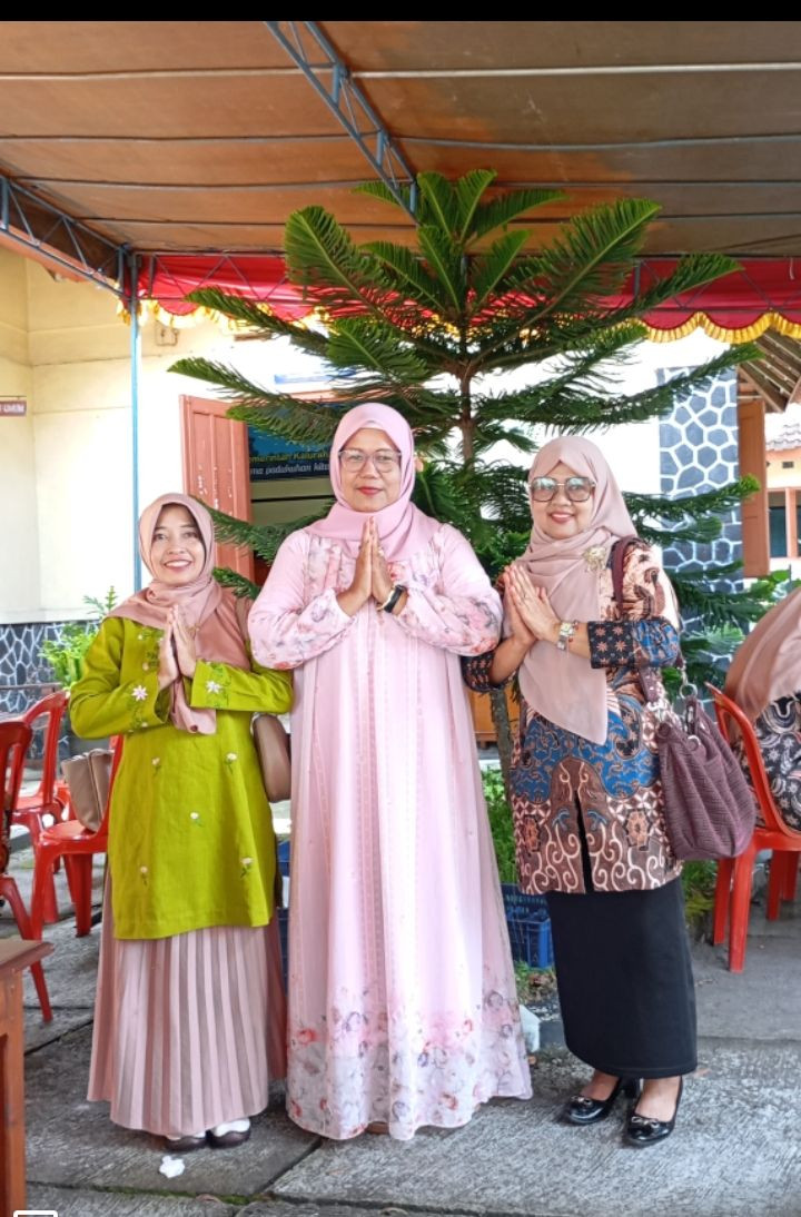 Warga Dusun Degolan menghadiri Syawalan dikalurahan Umbulmartani