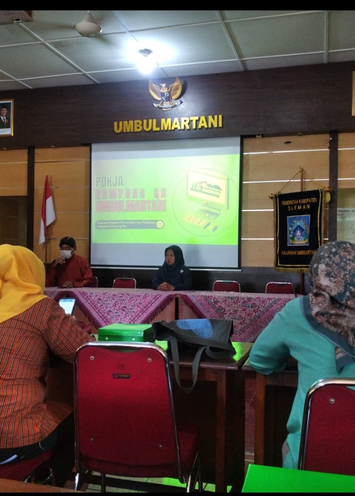 Warga medelan mengikuti pertemuan kampung KB