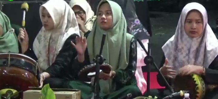 Warga Dusun Degolan menghadiri Syawalan Hadroh