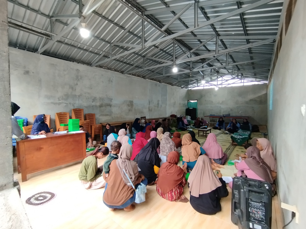 Penyuluhan kesehatan oleh petugas puskesmas ngemplak 1 di Dusun Cilikan