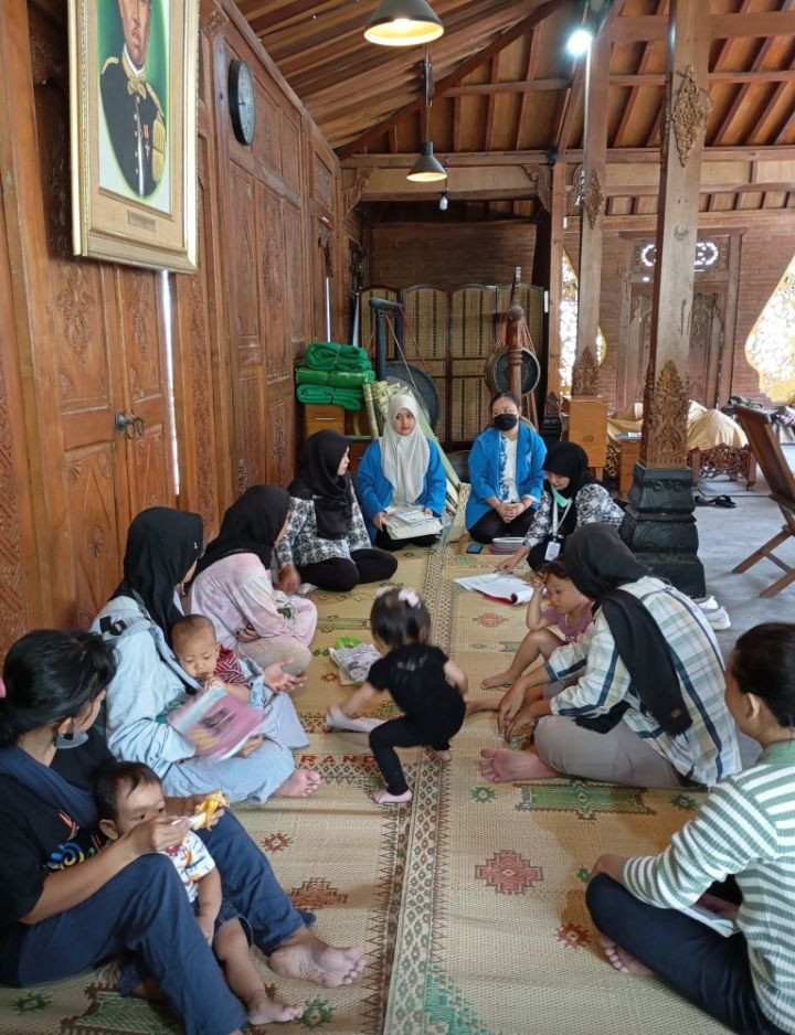 Warga Dusun Degolan Mengikuti Penyuluhan Dari Puskesmas