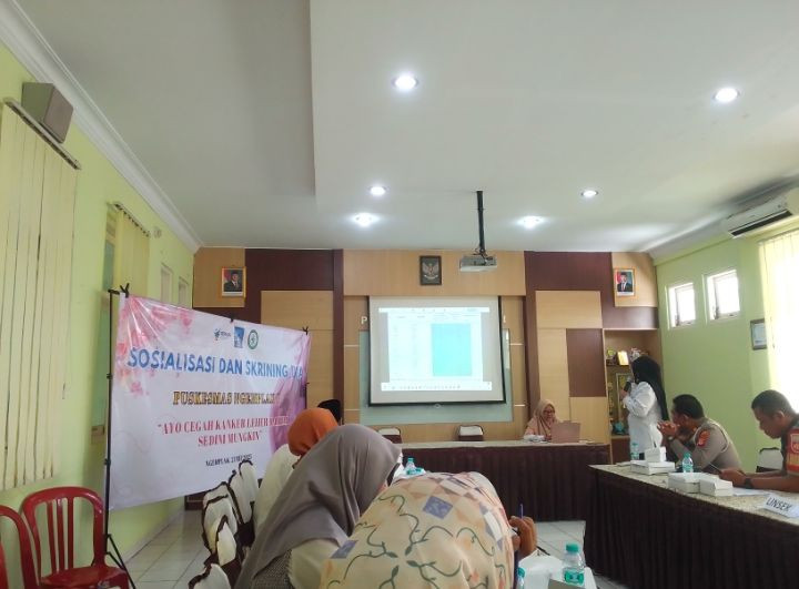 Kader Dusun Degolan mengikuti Sosialisasi dan Skrining IVA