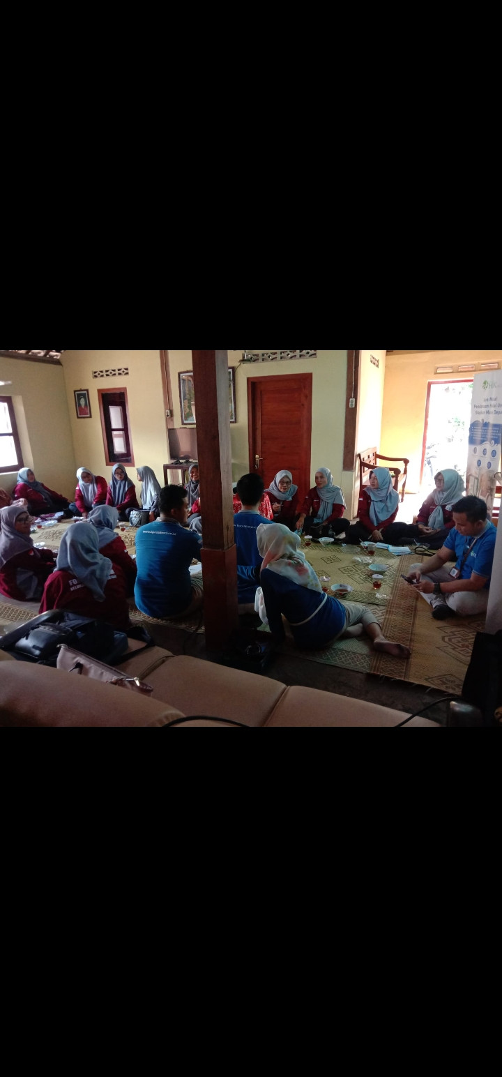 Warga medelan mengikuti pertemuan umkm