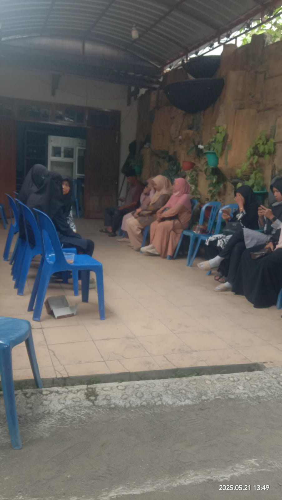 Warga ngemplak 2melsksanakan Takziah