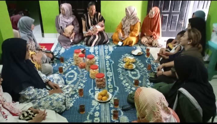 Warga Dusun Degolan menengok Bayi & Ibu Nifas.