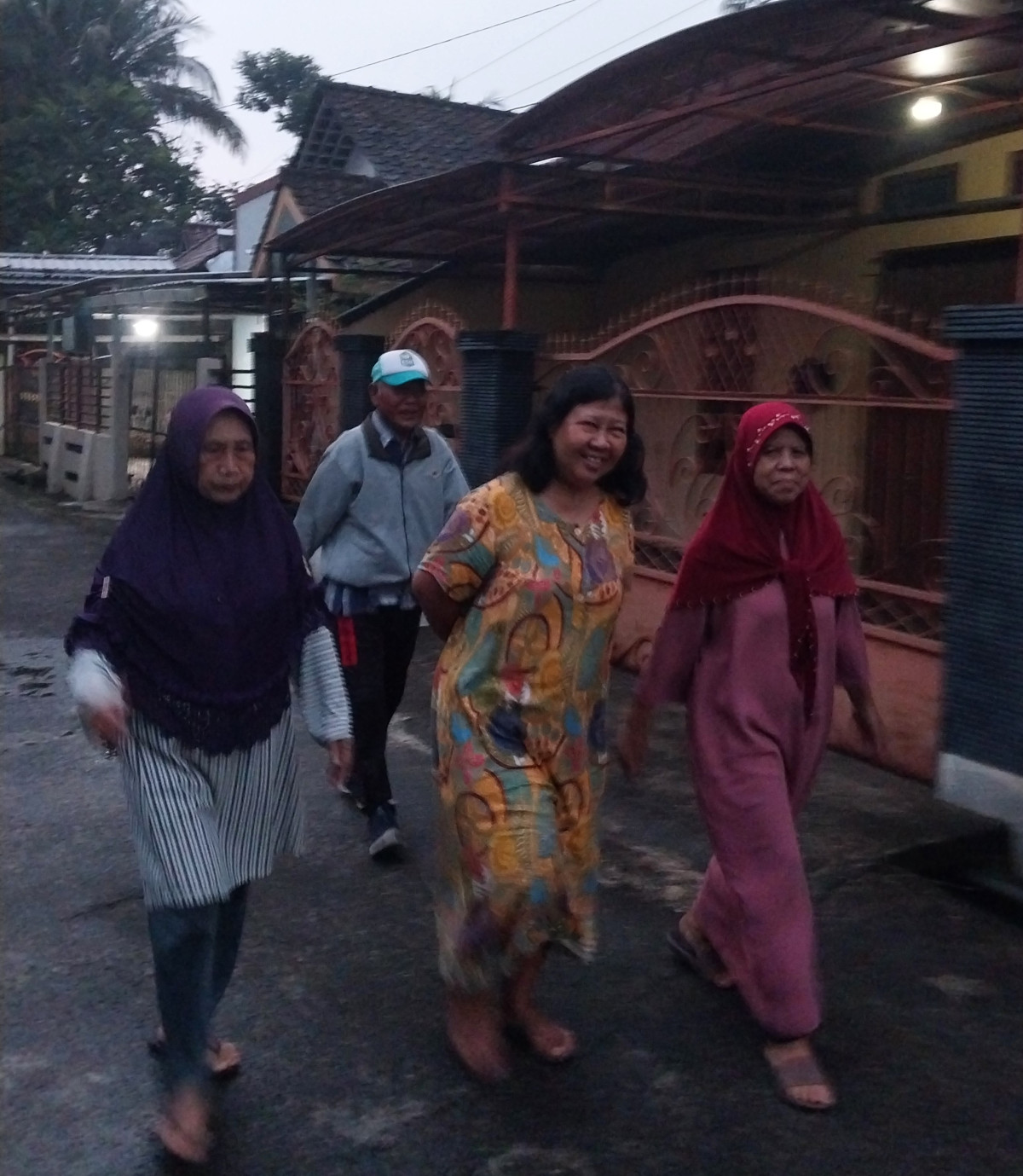 Jalan jalan pagi lansia dsn meces