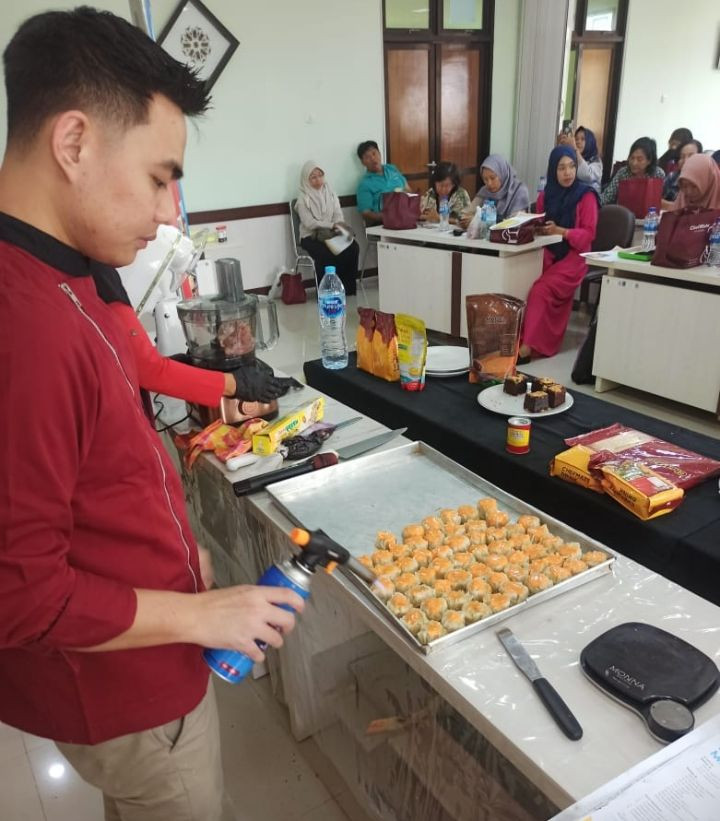 Warga Dusun Degolan Mengikuti Baking Demo