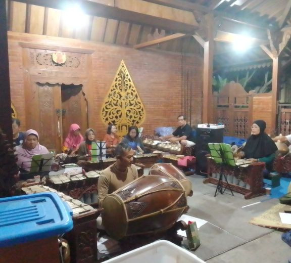 Warga Dusun Degolan Melaksanakan Latihan Rutin Karawitan