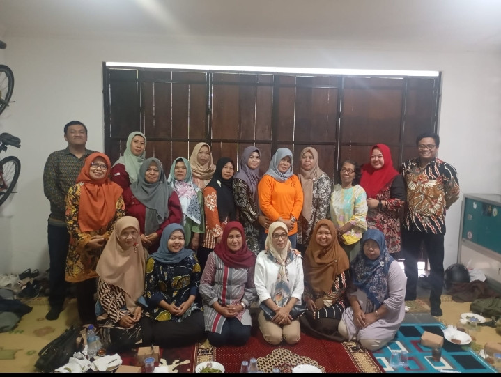 Kader padukuhan dongkelsari,puntuk menghadiri pertemuan rutin imp kelompok 2