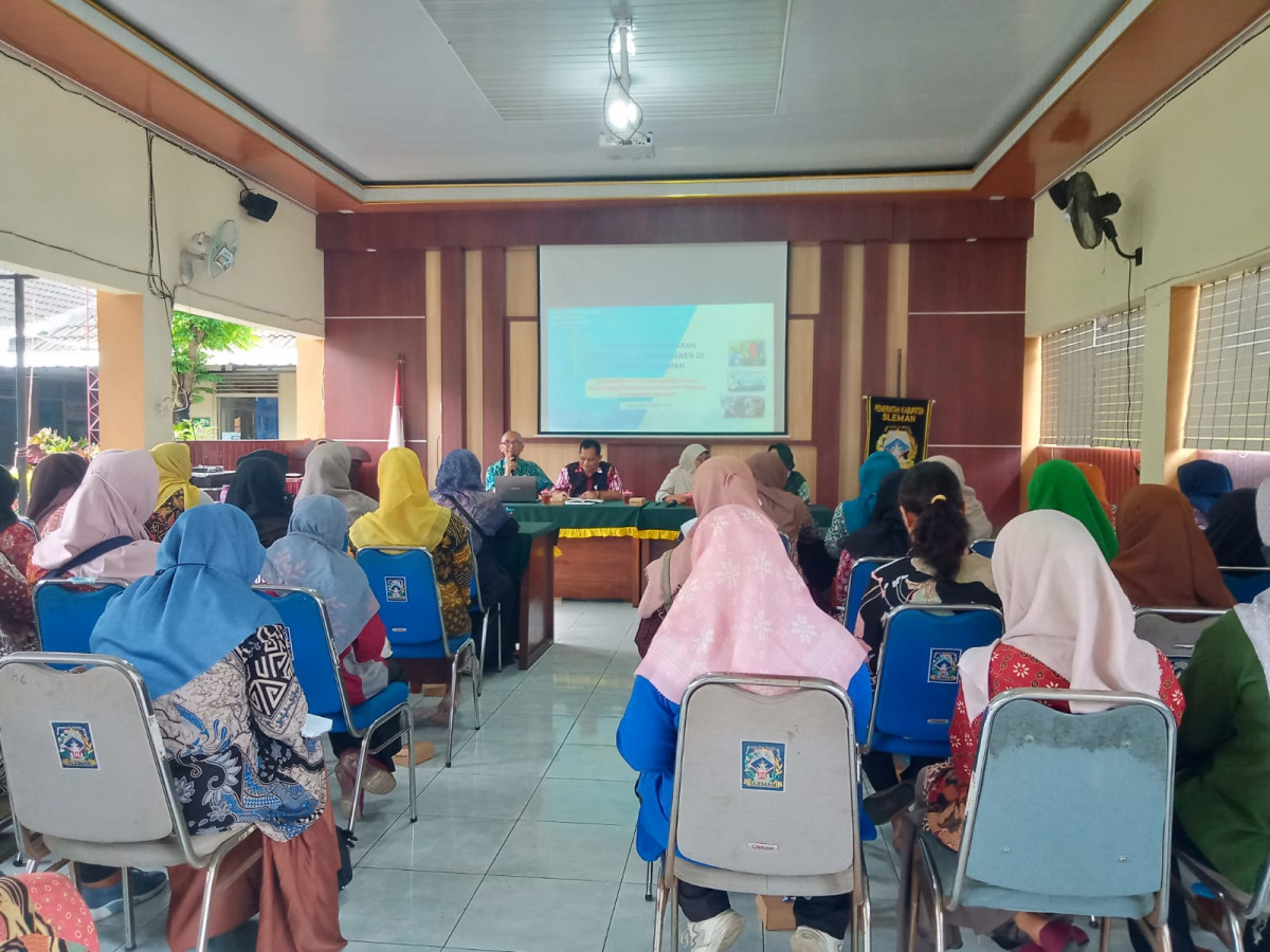 Kader cilikan menghadiri pertemuan adminduk